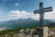 45 La bella croce del Corno Occ. con Grigne e Legnobne da sfondo